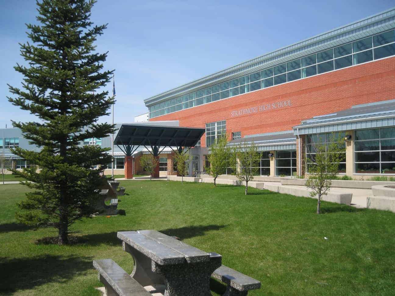 เรียนต่อมัธยมที่แคนาดา High School in Canada Strathmore High School